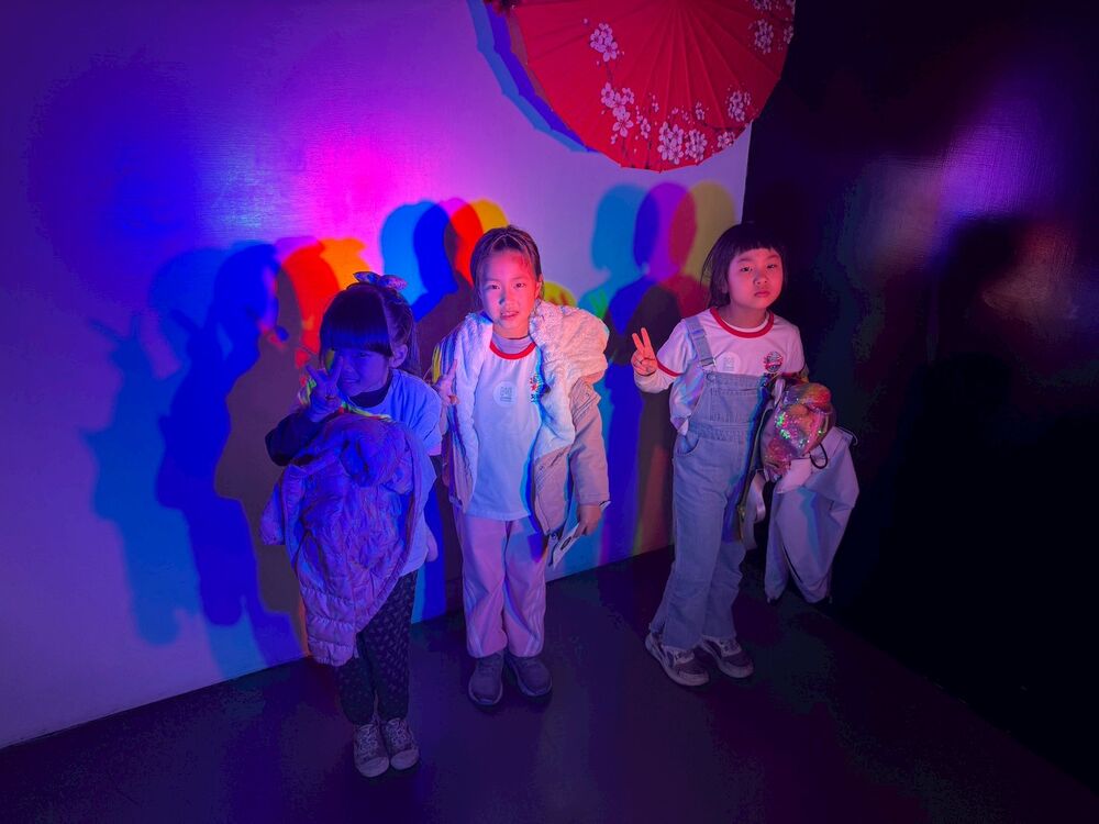 孩子們在冬令營校外教學合影