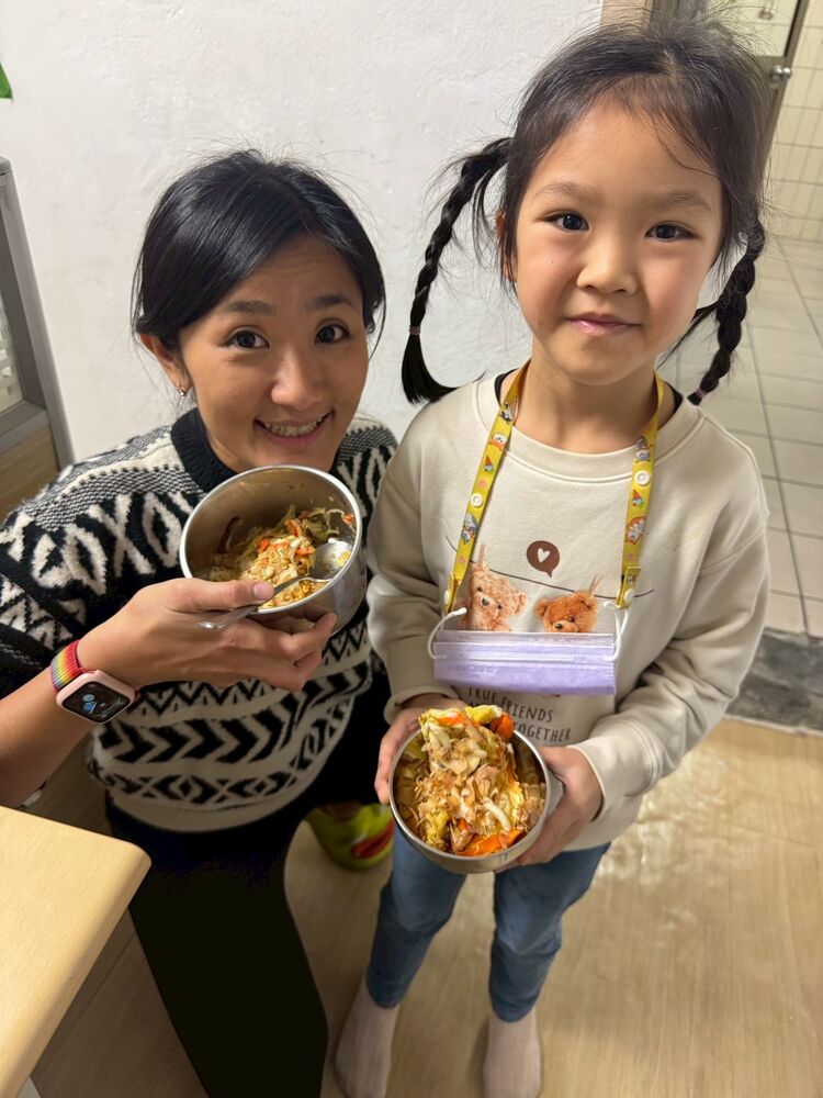 外師與孩子一起烹飪
