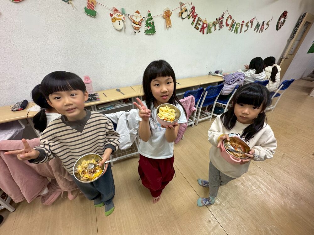 孩子展示自己做的料理
