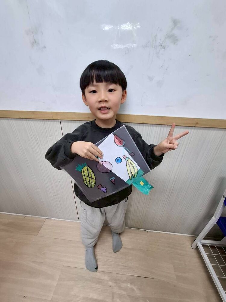 孩子展示親手完成的作品