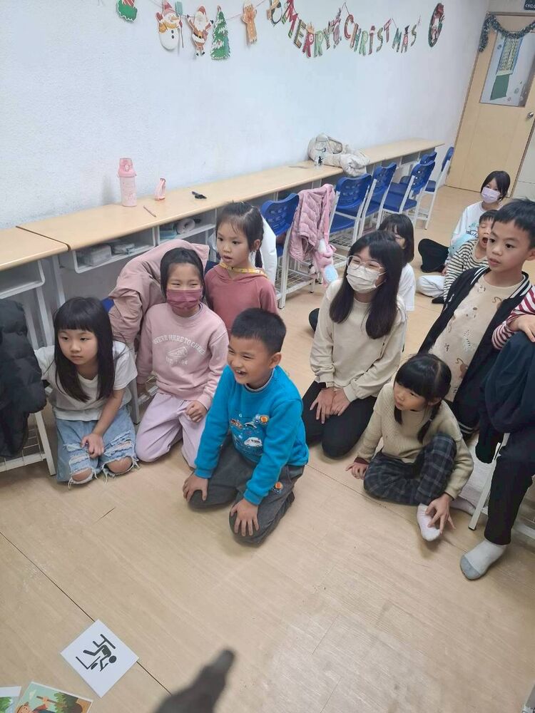 孩子們在教室合影